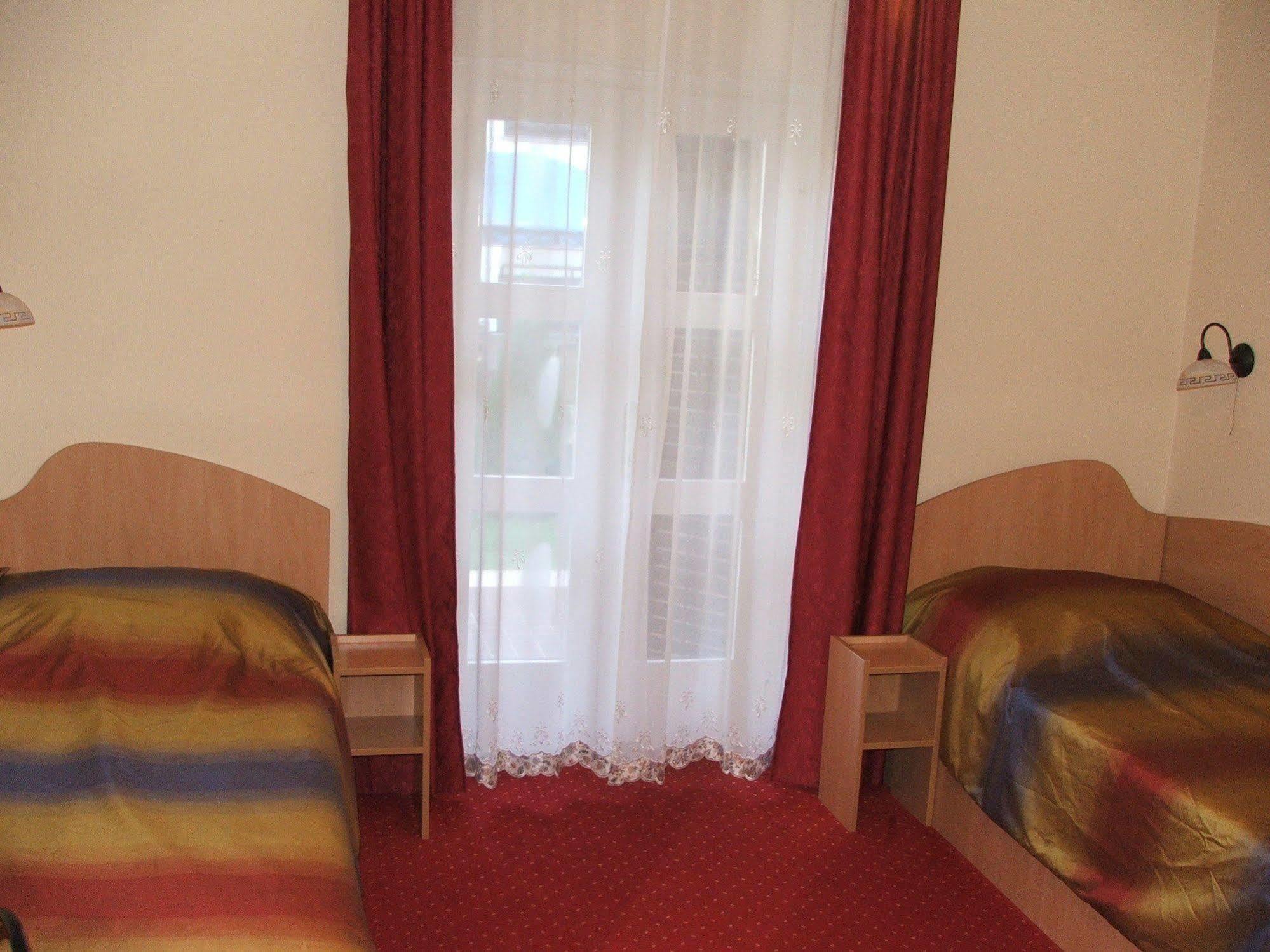 Siesta Club Apartman Harkany Exterior photo